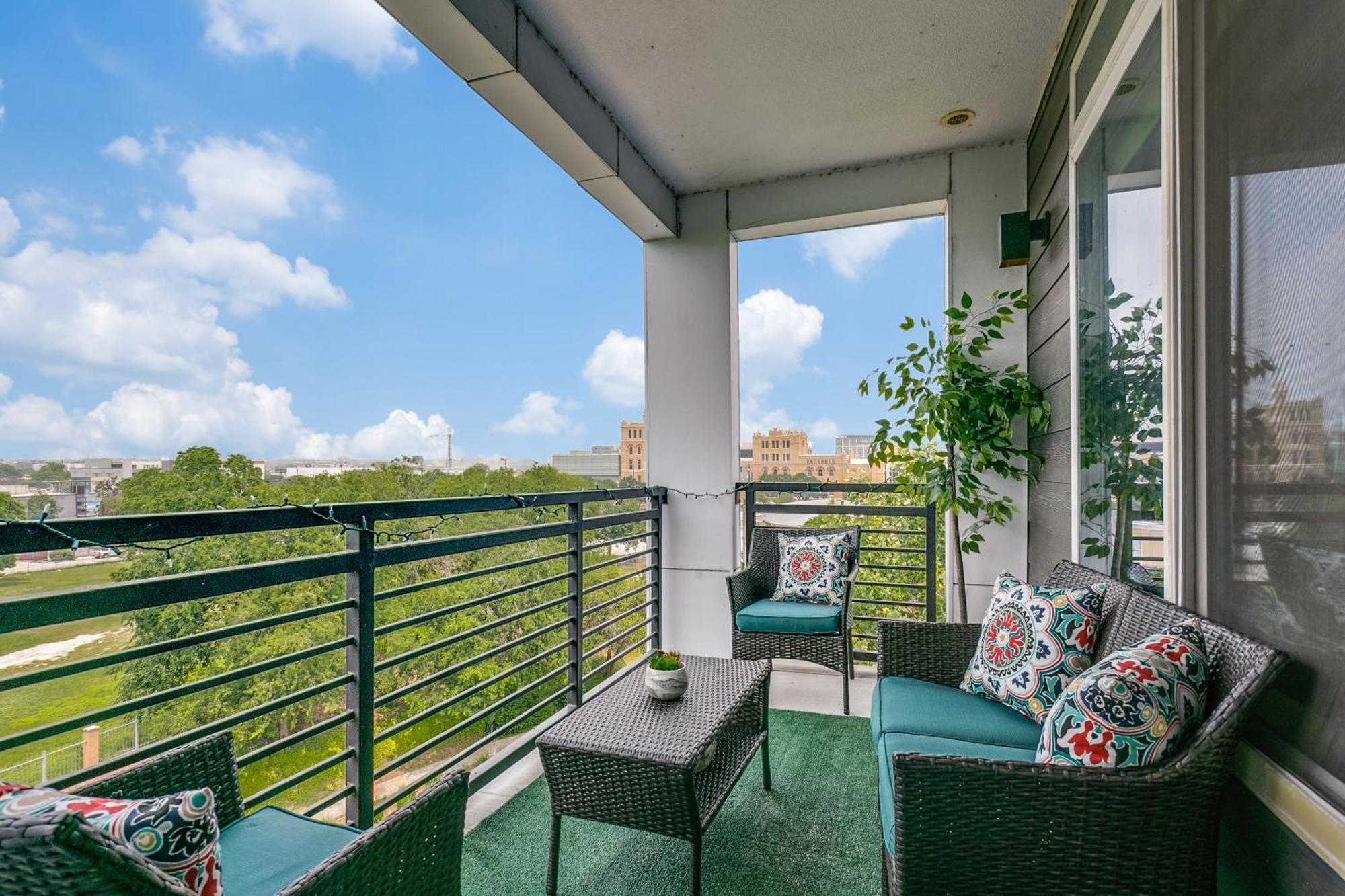 Beautiful Condo On Riverwalk W King Ste Free Parking Pet Friendly Centrally Located On The Riverwalk 샌안토니오 외부 사진