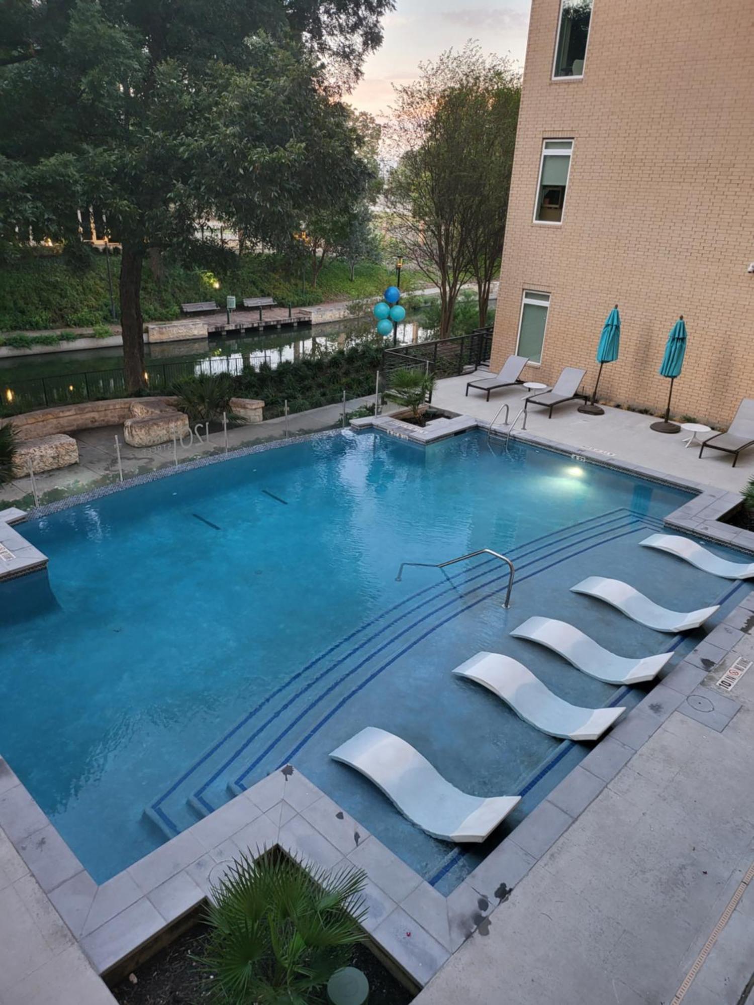 Beautiful Condo On Riverwalk W King Ste Free Parking Pet Friendly Centrally Located On The Riverwalk 샌안토니오 외부 사진